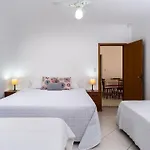 Casa ampla e arejada, com piscina e churrasqueira