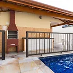 Casa ampla e arejada, com piscina e churrasqueira