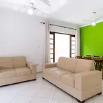 Casa ampla e arejada, com piscina e churrasqueira