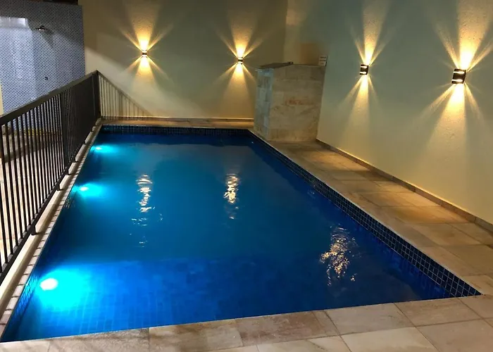 Casa ampla e arejada, com piscina e churrasqueira